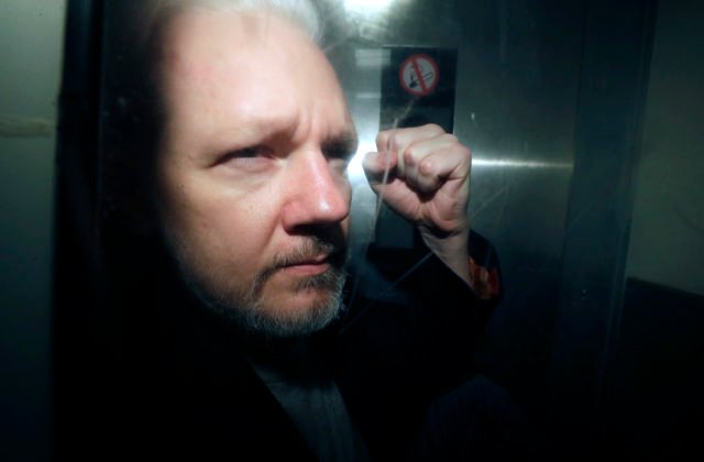 Julian Assange dostal možnosť odvolať sa voči vydaniu do USA na najvyššom súde
