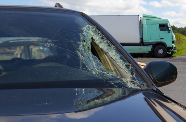 Vysoká rýchlosť aj podgurážení vodiči sú dôvodom, že na cestách v Trnavskom kraji zomrelo vlani 26 osôb