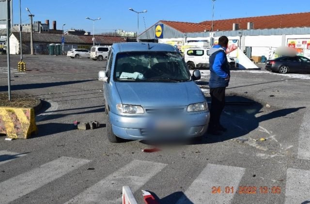 Mladý vodič posilnený alkoholom narazil do dopravného značenia, poškodil štyri autá (foto)