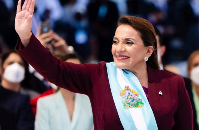 Honduras má prvýkrát v histórii prezidentku, Xiomara Castrová zložila prísahu (foto)