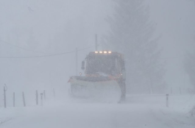 Cestu medzi Štrbou a Šuňavou museli uzavrieť, dopravu skomplikoval silný vietor a sneženie