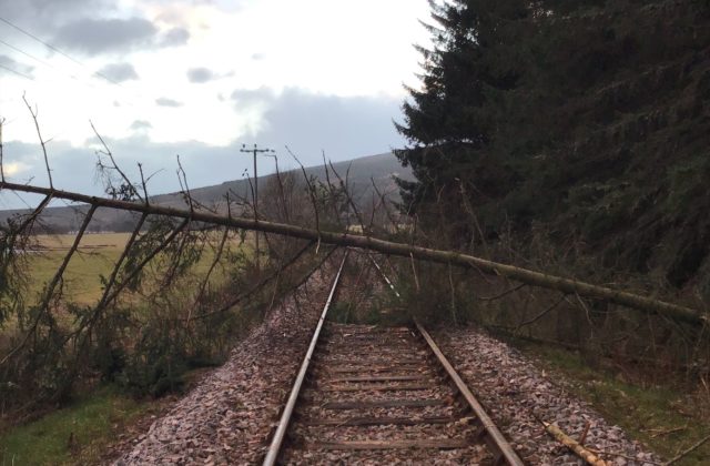 Sever Británie zasiahla búrka Malik, narušila železničnú dopravu v Škótsku (foto)