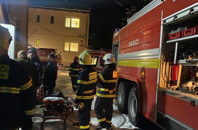 Požiar v bytovke si vyžiadal jednu obeť, ďalších obyvateľov museli urýchlene evakuovať