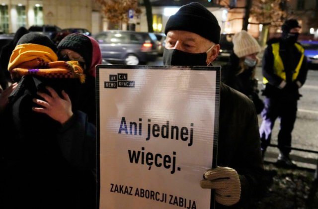 Poľská prokuratúra vyšetruje smrť tehotnej ženy, príbuzní ju pripisujú prísnemu interrupčnému zákonu