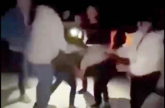 Na internete sa šíri video z bitky dvoch dievčat, polícia si aktérky už predvolala na výsluch