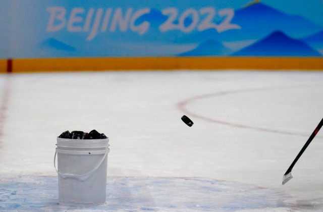 Slovenskí hokejisti už dorazili na ZOH do Pekingu, v izolácii s napätím čakajú na výsledky testov