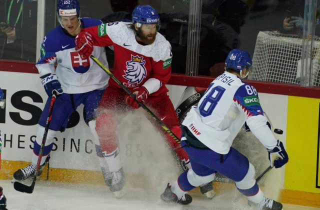 Traja slovenskí hokejisti mali v Pekingu negatívne kontrolné testy, pripoja sa k tímu