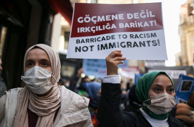 Približne tristo ľudí pochodovalo v Istanbule ku gréckemu konzulátu, upozornili na smrť migrantov