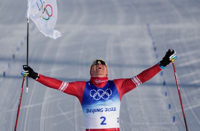 Boľšunov suverénne ovládol skiatlon mužov na olympiáde v Pekingu, favorizovaní Nóri skončili bez medaily