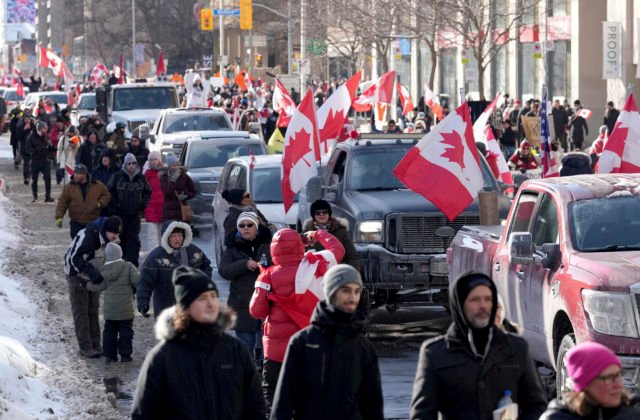 Protesty v Kanade proti pandemickým opatreniam neutíchajú, Ottawa vyhlásila stav núdze (video+foto)
