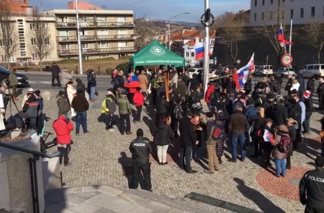 Pred parlamentom sú viaceré protesty proti obrannej dohode s USA (video)