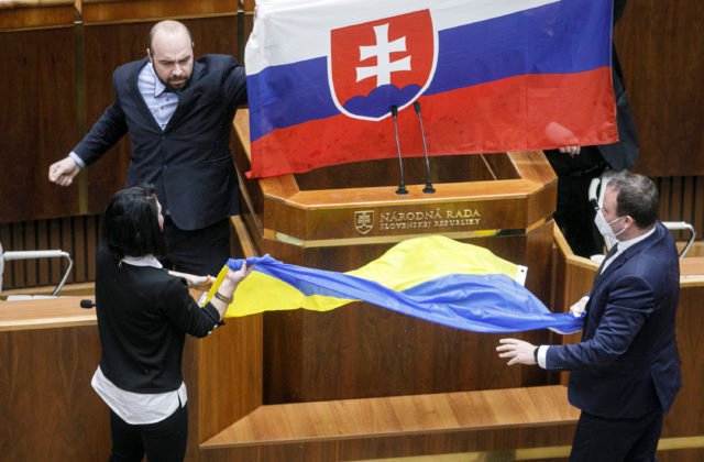 Minister obrany Naď sa ospravedlnil Ukrajine za obliatu vlajku, hanbí sa za správanie opozície