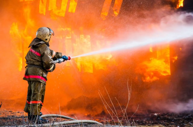 Päťposchodový komplex v Oklahoma City zachvátil mohutný požiar, hasiči s ním bojovali dlhé hodiny