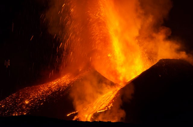 Sopka Etna po mimoriadne silnej erupcii spôsobila zriedkavú vulkanickú búrku