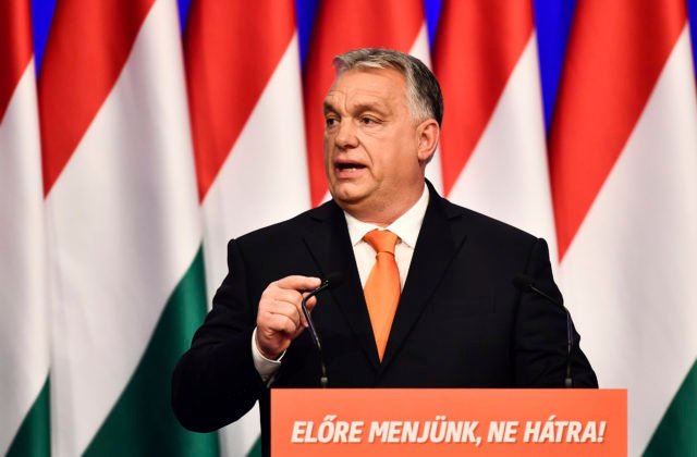Orbán presadzuje mierové riešenia na Ukrajine, varoval pred migračnou vlnou v prípade ruskej invázie