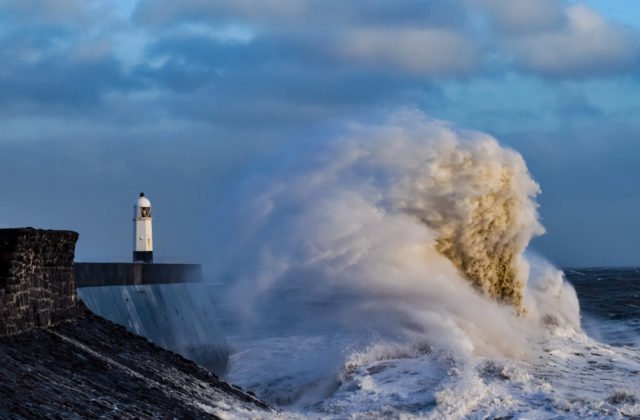 Búrka Dudley potrápi časti Škótska, Anglicka a Severného Írska, meteorológovia varujú pred veľmi silným vetrom