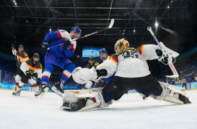 Slovenskí hokejisti sú po 12 rokoch vo štvrťfinále olympiády, Nemcov zdolali ich zbraňami a vyzvú USA (foto)