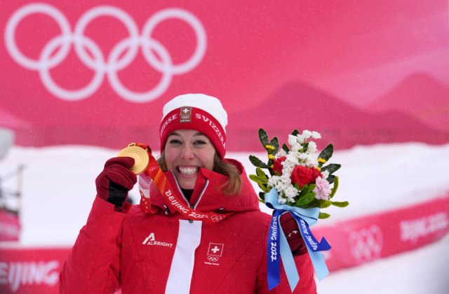 Shiffrinová nedokončila ani alpskú kombináciu a zlato berie obhajkyňa Gisinová, bronz tesne ušiel Ledeckej