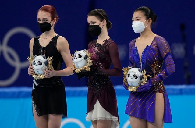 Zlato si z olympiády vo voľnej jazde odniesla mladá Ščerbakovová, Valijevovú z pódia odsunula Japonka Sakamotová
