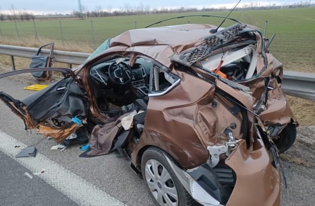 Pri dopravnej nehode troch áut neďaleko Trnavy vyhasli dva ľudské životy
