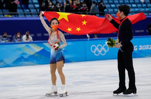 Čínski krasokorčuliari získali v Pekingu zlato, ruské športové dvojice im nestačili