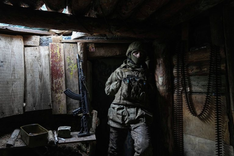 Medzi ukrajinskými vojakmi a proruskými separatistami vystrelili stovky delostreleckých granátov