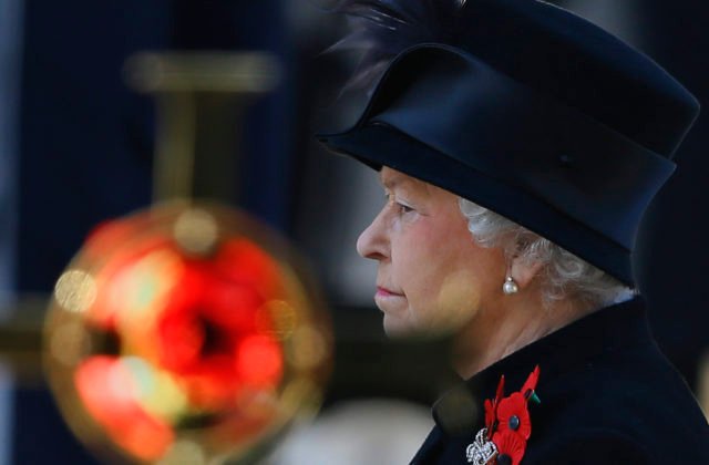 Kráľovná Alžbeta II. sa tiež nakazila koronavírusom, má mierne príznaky