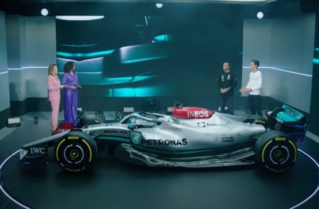 Mercedes predstavil nový prefarbený monopost s označením W13, Hamilton chce vyhrať majstrovstvá (video)