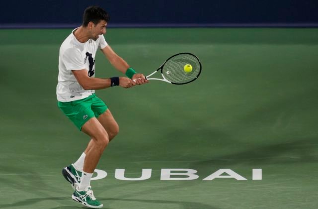 Djokovič sa pred štartom turnaja ATP v Dubaji cíti vo forme, mal však trochu problém