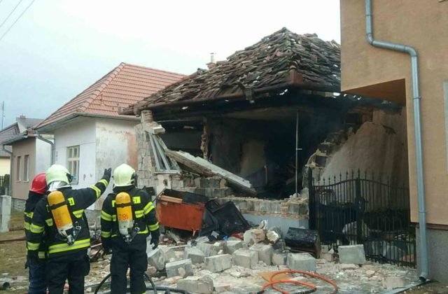 V Spišskej Teplici vybuchol dom, na mieste zasahujú hasiči (foto)