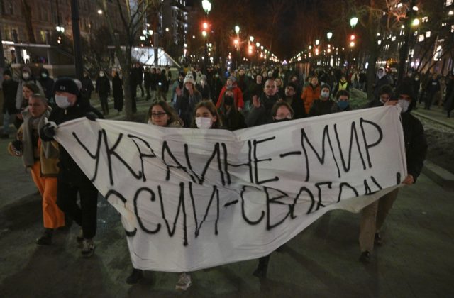Napriek varovaniu úradov sa v Moskve zišli demonštranti, ktorí protestovali proti vojne na Ukrajine