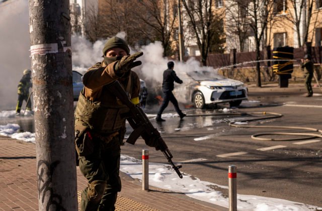 Ukrajinskí „nacionalisti“ nasadili vojenské vybavenie a obyvateľov Kyjeva používajú ako štít, vyhlásil Konašenkov