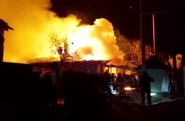 Ruský raketový útok v meste Žytomyr zabil civilistov, zasiahol obytnú štvrť aj pôrodnicu (video)
