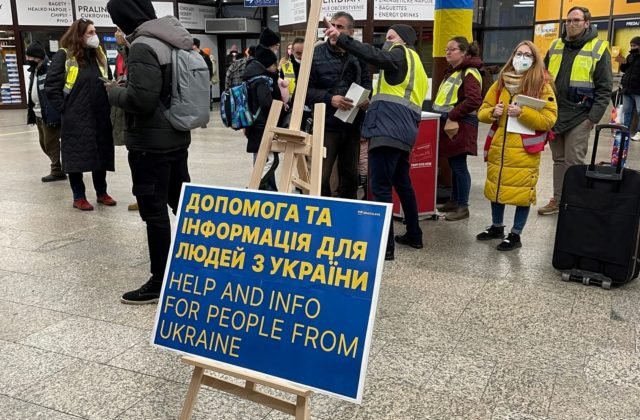 Bratislava pomáha Ukrajincom na Hlavnej stanici, dobrovoľníci koordinujú ľudí a poskytujú im informácie