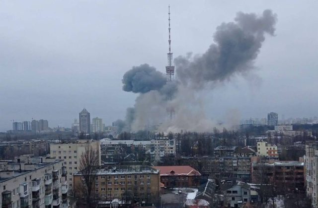Útok na televíznu vežu v Kyjeve mal podľa Rusov zabrániť informačným útokom (video)
