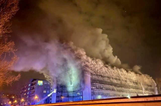 V Ružinove horí garážový dom, na mieste zasahujú hasiči z celej Bratislavy