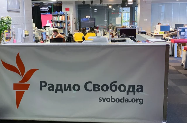 Svoju činnosť v Rusku pozastavilo aj Rádio Slobodná Európa, polícia tlačí na redaktorov