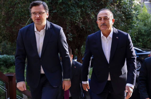 Rokovanie v tureckej Antalyi medzi Lavrov a Kulebom sa začali, cieľom je dostať za okrúhly stôl hlavy znepriatelených štátov