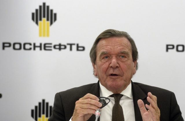 Nemeckí poslanci pre vzťahy s Ruskom podporili odobratie privilégií exkancelára Schrödera