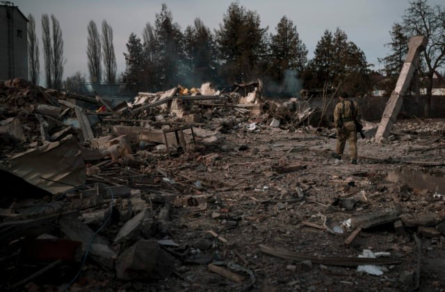 Irpiň, Buča a Hostomeľ zažili jedny z najhorších bojov. Ruská raketa zasiahla aj bytový dom v Kyjeve (video+foto)