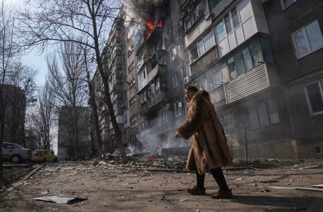 Ruská televízia zverejnila zábery zo zbombardovaného Mariupoľa, z útokov obvinila Ukrajincov