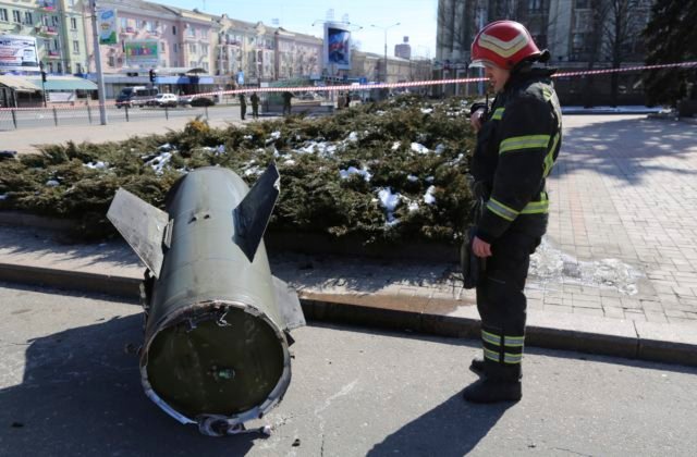 Rusko viní ukrajinské sily z útoku na Doneck, centrum zasiahla balistická raketa