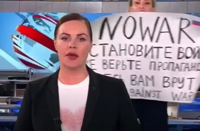 Moderátorka Ovsjannikovová dostala trest za prerušenie živého vysielania a transparent „nie vojne“