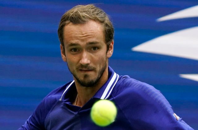 Medvedev musí zaručiť svoj dištanc od Putina, inak môže prísť o Wimbledon