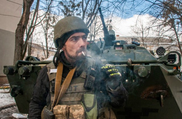 Rusi stagnujú na všetkých frontoch a trpia ťažkými stratami, ukrajinský vzdor zostáva neochvejný a dobre koordinovaný