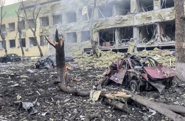 Drvivá väčšina budov v Mariupole je podľa úradov zničená, Ukrajinci stále žiadajú zavedenie bezletovej zóny