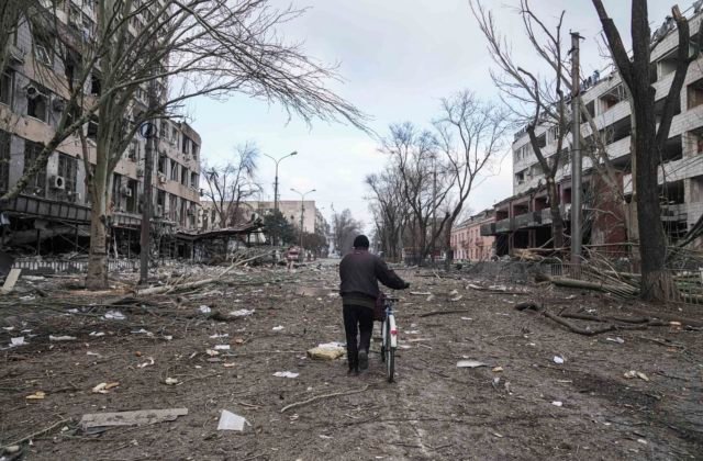 Ukrajinci evakuovali z oblastí ohrozovaných ruskou armádou vyše dvetisícosemsto ľudí