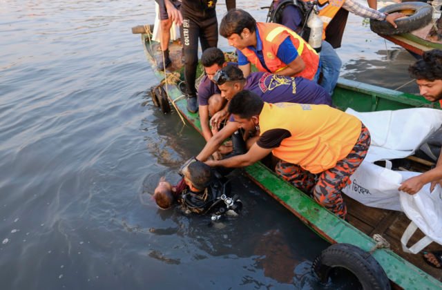V Bangladéši nabrala nákladná loď malý trajekt plný cestujúcich, najmenej šesť ľudí sa utopilo (video)