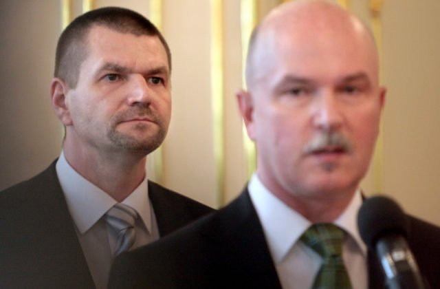 Odsúdení nástenkári Janušek a Štefanov sa vo štvrtok postavia pred súd, exministri sa dožadujú prepustenia na slobodu