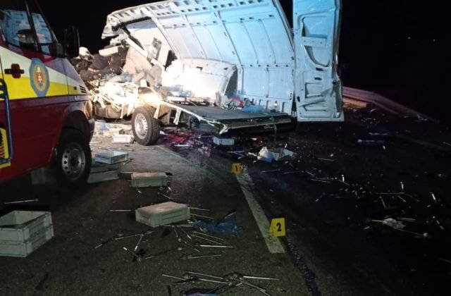 V Dunajove sa čelne zrazila dodávka s kamiónon, dvaja ľudia nehodu neprežili (foto)